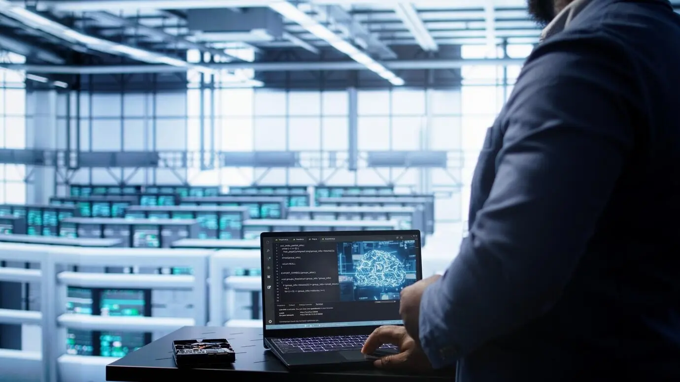 Ein Softwareentwickler in einem Rechenzentrum, der künstliche Intelligenz nutzt.